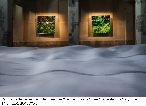 Hans Haacke - Give and Take - veduta della mostra presso la Fondazione Antonio Ratti, Como 2010 - photo Moira Ricci