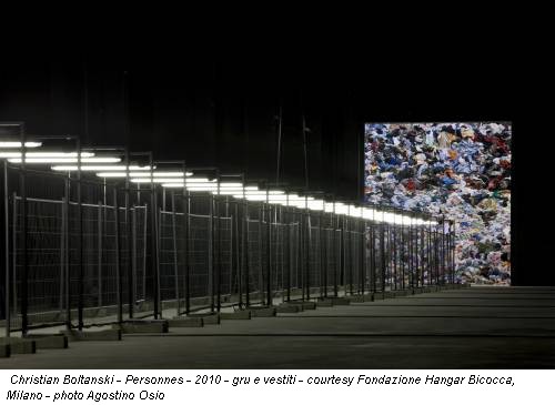 Christian Boltanski - Personnes - 2010 - gru e vestiti - courtesy Fondazione Hangar Bicocca, Milano - photo Agostino Osio