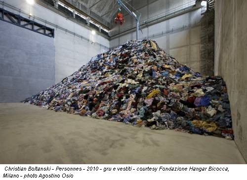Christian Boltanski - Personnes - 2010 - gru e vestiti - courtesy Fondazione Hangar Bicocca, Milano - photo Agostino Osio
