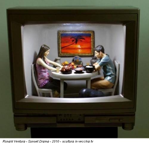 Ronald Ventura - Sunset Drama - 2010 - scultura in vecchia tv