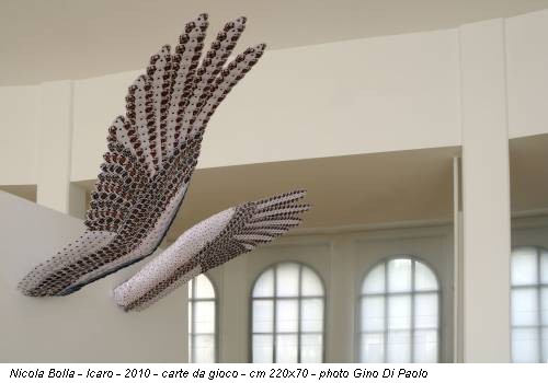 Nicola Bolla - Icaro - 2010 - carte da gioco - cm 220x70 - photo Gino Di Paolo