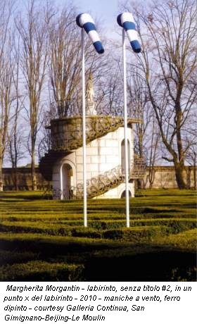 Margherita Morgantin - labirinto, senza titolo #2, in un punto x del labirinto - 2010 - maniche a vento, ferro dipinto - courtesy Galleria Continua, San Gimignano-Beijing-Le Moulin