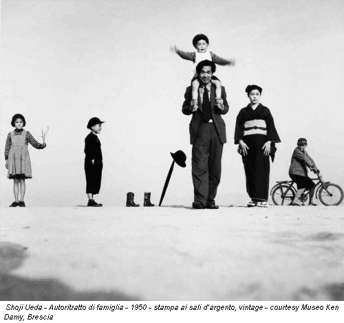Shoji Ueda - Autoritratto di famiglia - 1950 - stampa ai sali d’argento, vintage - courtesy Museo Ken Damy, Brescia