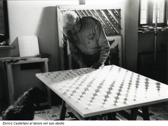 Enrico Castellani al lavoro nel suo studio