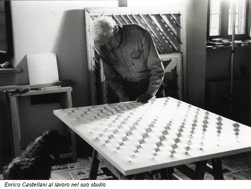 Enrico Castellani al lavoro nel suo studio