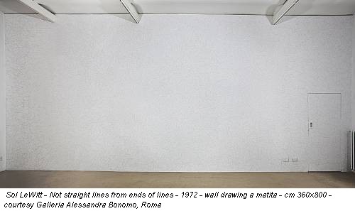 Sol LeWitt - Not straight lines from ends of lines - 1972 - wall drawing a matita - cm 360x800 - courtesy Galleria Alessandra Bonomo, Roma