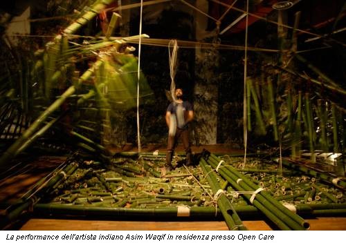 La performance dell'artista indiano Asim Waqif in residenza presso Open Care