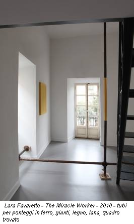 Lara Favaretto - The Miracle Worker - 2010 - tubi per ponteggi in ferro, giunti, legno, lana, quadro trovato