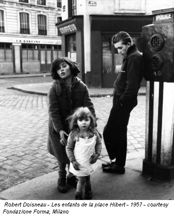 Robert Doisneau - Les enfants de la place Hibert - 1957 - courtesy Fondazione Forma, Milano