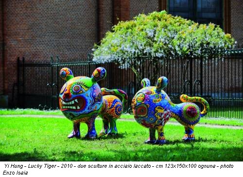 Yi Hung - Lucky Tiger - 2010 - due sculture in acciaio laccato - cm 123x150x100 ognuna - photo Enzo Isaia