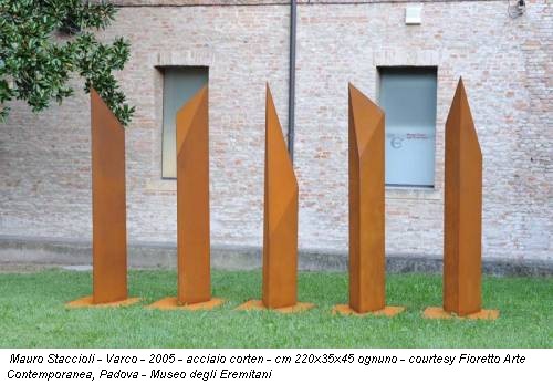 Mauro Staccioli - Varco - 2005 - acciaio corten - cm 220x35x45 ognuno - courtesy Fioretto Arte Contemporanea, Padova - Museo degli Eremitani