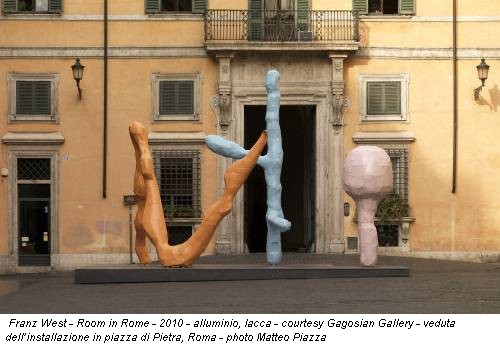 Franz West - Room in Rome - 2010 - alluminio, lacca - courtesy Gagosian Gallery - veduta dell’installazione in piazza di Pietra, Roma - photo Matteo Piazza