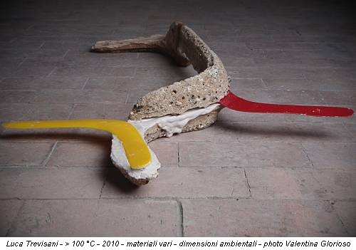 Luca Trevisani - > 100 °C - 2010 - materiali vari - dimensioni ambientali - photo Valentina Glorioso