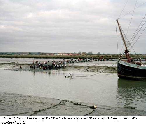 Simon Roberts - We English, Mad Maldon Mud Race, River Blackwater, Maldon, Essex - 2007 - courtesy l’artista