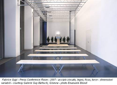 Fabrice Gygi - Press Conference Room - 2007 - acciaio zincato, legno, ficus, torce - dimensioni variabili - courtesy Galerie Guy Bärtschi, Ginevra - photo Emanuele Biondi