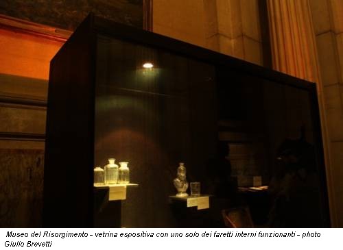 Museo del Risorgimento - vetrina espositiva con uno solo dei faretti interni funzionanti - photo Giulio Brevetti