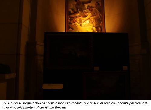 Museo del Risorgimento - pannello espositivo recante due quadri al buio che occulta parzialmente un dipinto alla parete - photo Giulio Brevetti