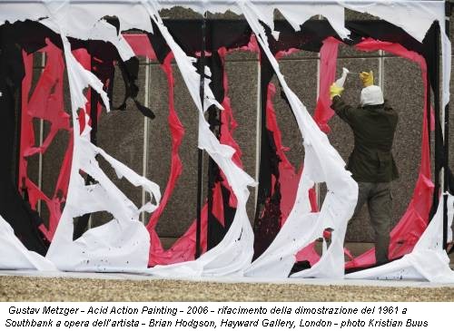 Gustav Metzger - Acid Action Painting - 2006 - rifacimento della dimostrazione del 1961 a Southbank a opera dell’artista - Brian Hodgson, Hayward Gallery, London - photo Kristian Buus