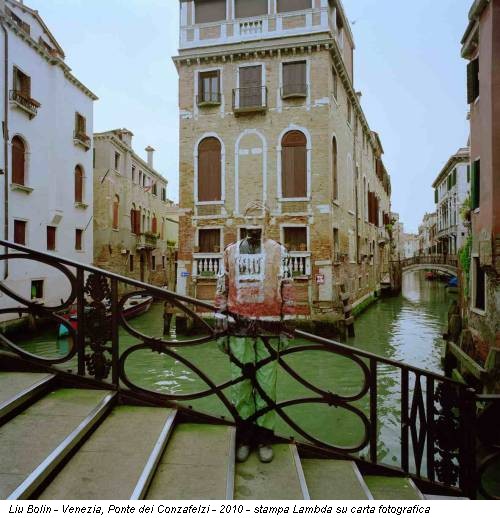 Liu Bolin - Venezia, Ponte dei Conzafelzi - 2010 - stampa Lambda su carta fotografica