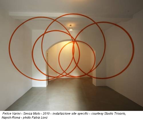 Felice Varini - Senza titolo - 2010 - installazione site specific - courtesy Studio Trisorio, Napoli-Roma - photo Fabia Lonz