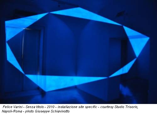 Felice Varini - Senza titolo - 2010 - installazione site specific - courtesy Studio Trisorio, Napoli-Roma - photo Giuseppe Schiavinotto