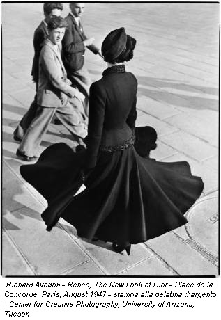 Richard Avedon - Renée, The New Look of Dior - Place de la Concorde, Paris, August 1947 - stampa alla gelatina d’argento - Center for Creative Photography, University of Arizona, Tucson