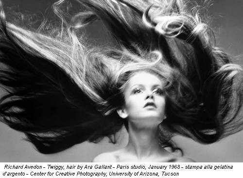 Richard Avedon - Twiggy, hair by Ara Gallant - Paris studio, January 1968 - stampa alla gelatina d’argento - Center for Creative Photography, University of Arizona, Tucson