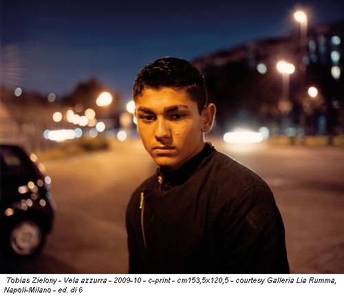 Tobias Zielony - Vela azzurra - 2009-10 - c-print - cm153,5x120,5 - courtesy Galleria Lia Rumma, Napoli-Milano - ed. di 6