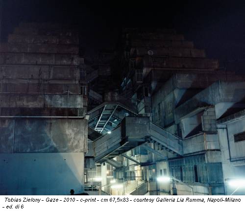 Tobias Zielony - Gaze - 2010 - c-print - cm 67,5x83 - courtesy Galleria Lia Rumma, Napoli-Milano - ed. di 6