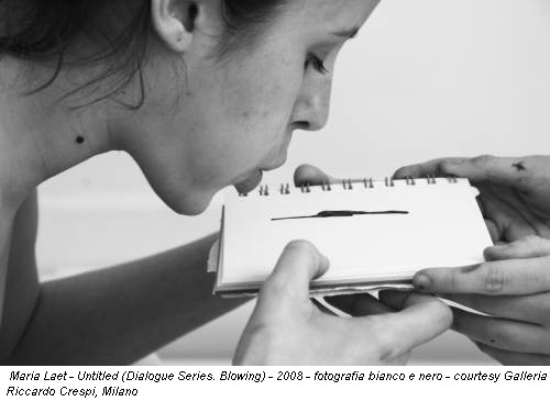 Maria Laet - Untitled (Dialogue Series. Blowing) - 2008 - fotografia bianco e nero - courtesy Galleria Riccardo Crespi, Milano