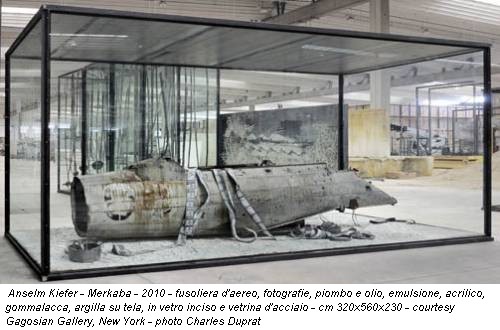 Anselm Kiefer - Merkaba - 2010 - fusoliera d'aereo, fotografie, piombo e olio, emulsione, acrilico, gommalacca, argilla su tela, in vetro inciso e vetrina d'acciaio - cm 320x560x230 - courtesy Gagosian Gallery, New York - photo Charles Duprat
