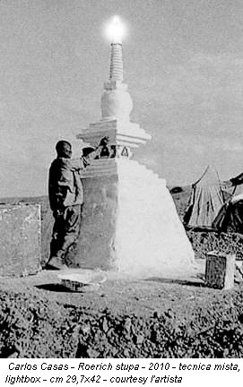 Carlos Casas - Roerich stupa - 2010 - tecnica mista, lightbox - cm 29,7x42 - courtesy l'artista