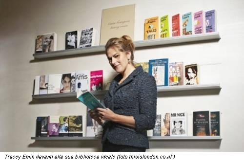 Tracey Emin davanti alla sua biblioteca ideale (foto thisislondon.co.uk)