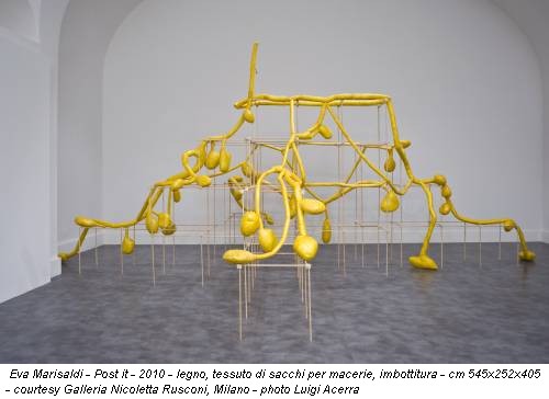 Eva Marisaldi - Post it - 2010 - legno, tessuto di sacchi per macerie, imbottitura - cm 545x252x405 - courtesy Galleria Nicoletta Rusconi, Milano - photo Luigi Acerra