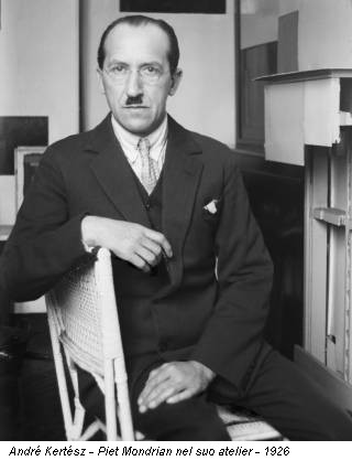 André Kertész - Piet Mondrian nel suo atelier - 1926