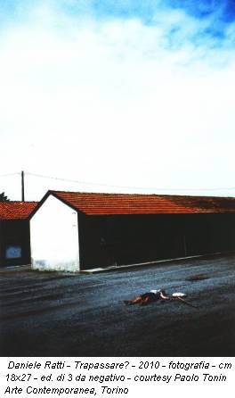 Daniele Ratti - Trapassare? - 2010 - fotografia - cm 18x27 - ed. di 3 da negativo - courtesy Paolo Tonin Arte Contemporanea, Torino