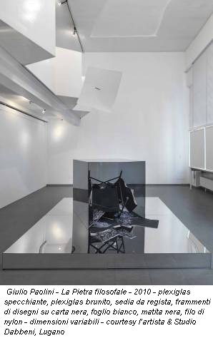 Giulio Paolini - La Pietra filosofale - 2010 - plexiglas specchiante, plexiglas brunito, sedia da regista, frammenti di disegni su carta nera, foglio bianco, matita nera, filo di nylon - dimensioni variabili - courtesy l’artista & Studio Dabbeni, Lugano