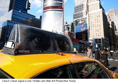 Chuck Close sopra a uno Yellow cab (foto Art Production Fund)