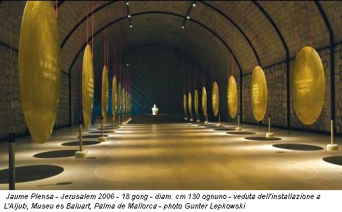 Jaume Plensa - Jerusalem 2006 - 18 gong - diam. cm 130 ognuno - veduta dell'installazione a L'Aljub, Museu es Baluart, Palma de Mallorca - photo Gunter Lepkowski