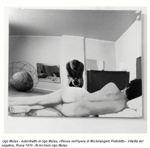Ugo Mulas - Autoritratto di Ugo Mulas, riflesso nell'opera di Michelangelo Pistoletto - Vitalità del negativo, Roma 1970 - © Archivio Ugo Mulas