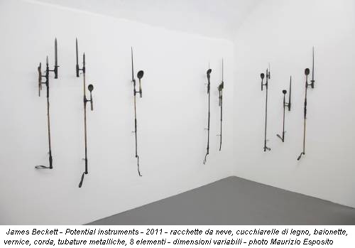 James Beckett - Potential instruments - 2011 - racchette da neve, cucchiarelle di legno, baionette, vernice, corda, tubature metalliche, 8 elementi - dimensioni variabili - photo Maurizio Esposito