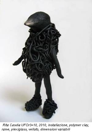 Rita Casdia UFOr3=10, 2010, installazione, polymer clay, rame, plexiglass, velluto, dimensioni variabili