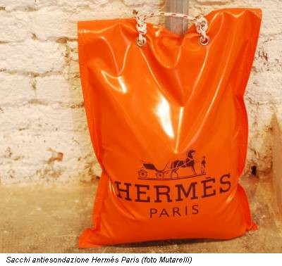 Sacchi antiesondazione Hermés Paris (foto Mutarelli)