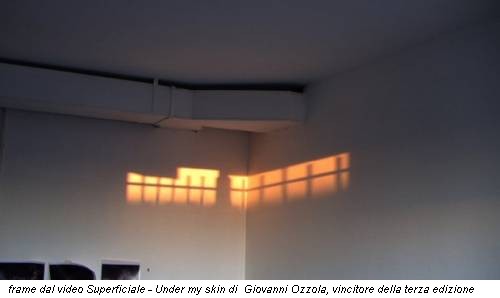 frame dal video Superficiale - Under my skin di Giovanni Ozzola, vincitore della terza edizione