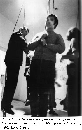 Fabio Sargentini durante la performance Appesi in Danze Costruzioni – 1968 – L’Attico (piazza di Spagna) – foto Mario Cresci