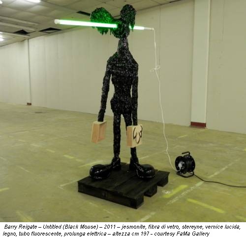 Barry Reigate – Untitled (Black Mouse) – 2011 – jesmonite, fibra di vetro, stereyne, vernice lucida, legno, tubo fluorescente, prolunga elettrica – altezza cm 197 - courtesy FaMa Gallery