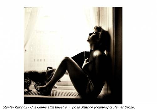 Stanley Kubrick - Una donna allla finestra, in posa d'attrice (courtesy of Rainer Crone)