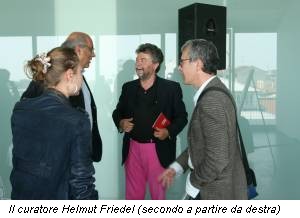 Il curatore Helmut Friedel (secondo a partire da destra)