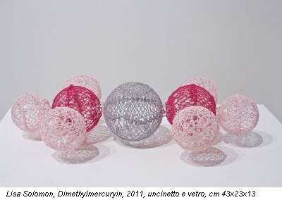 Lisa Solomon, Dimethylmercuryin, 2011, uncinetto e vetro, cm 43x23x13