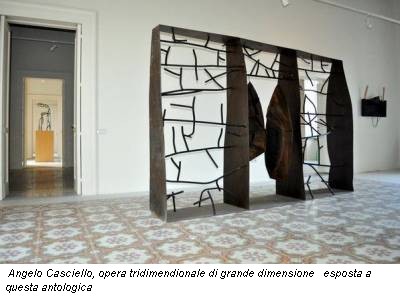 Angelo Casciello, opera tridimendionale di grande dimensione esposta a questa antologica